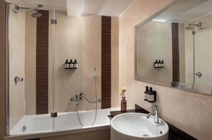 Combined shower/bathtub, eco-friendly toiletries, towels - NH Collection Roma Giustiniano (Rome)