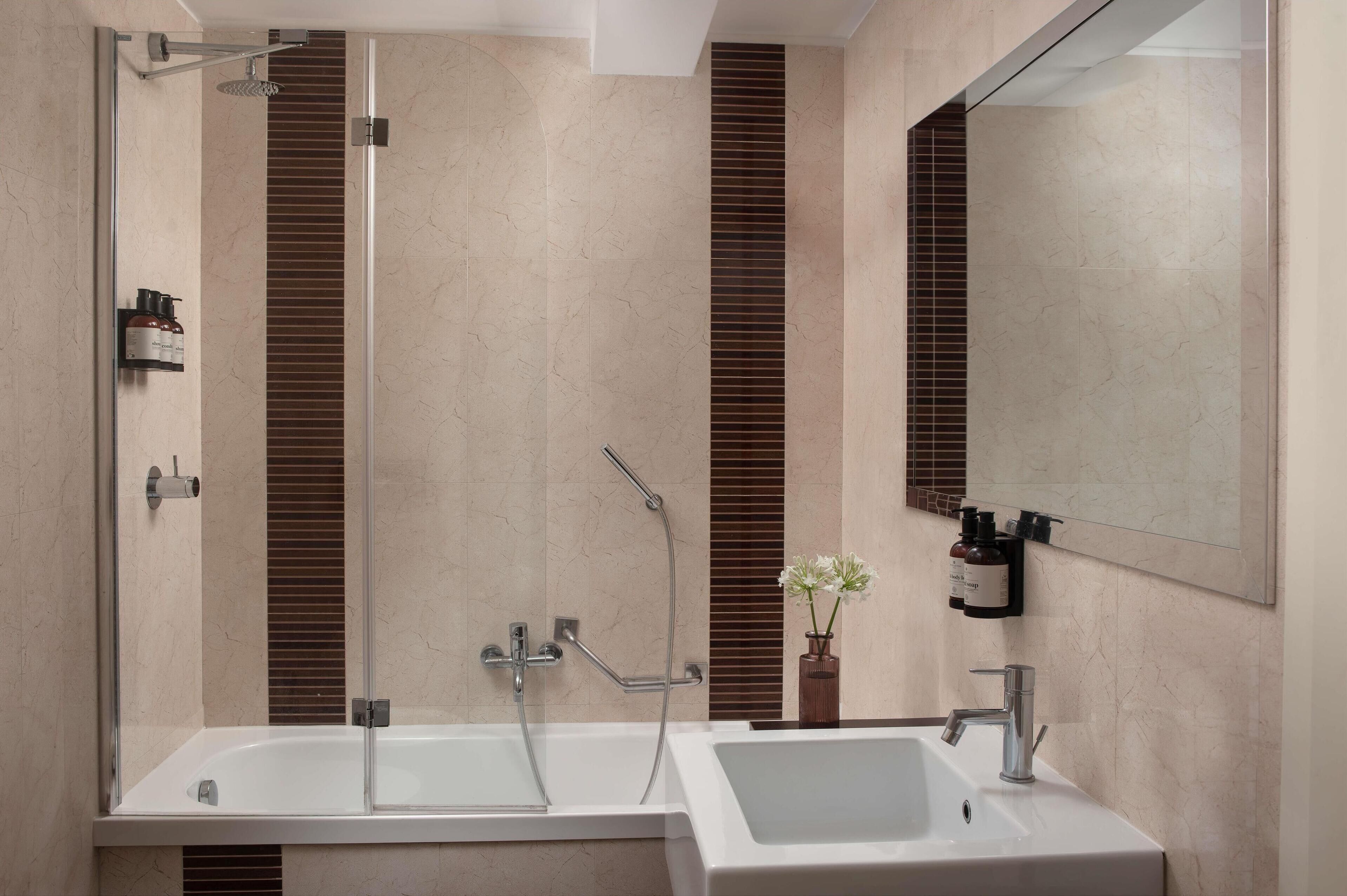 combined shower/bathtub, eco-friendly toiletries, towels