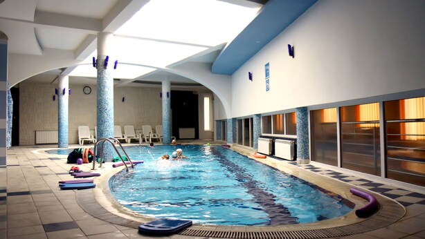 Kolam renang indoor, dengan kursi berjemur
