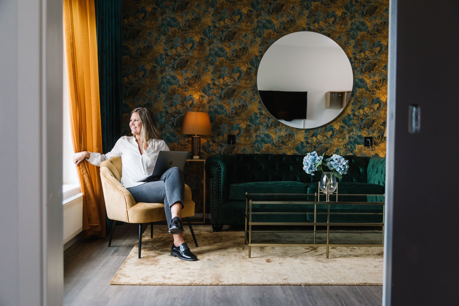 suite | living area | 40-inch smart tv with satellite channels, tv