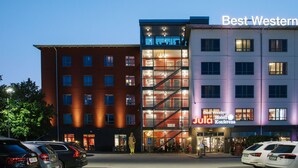 A hotel with multiple floors, a visible staircase, and a sign indicating it hosts conferences. - Skara Konsthotell (Skara)