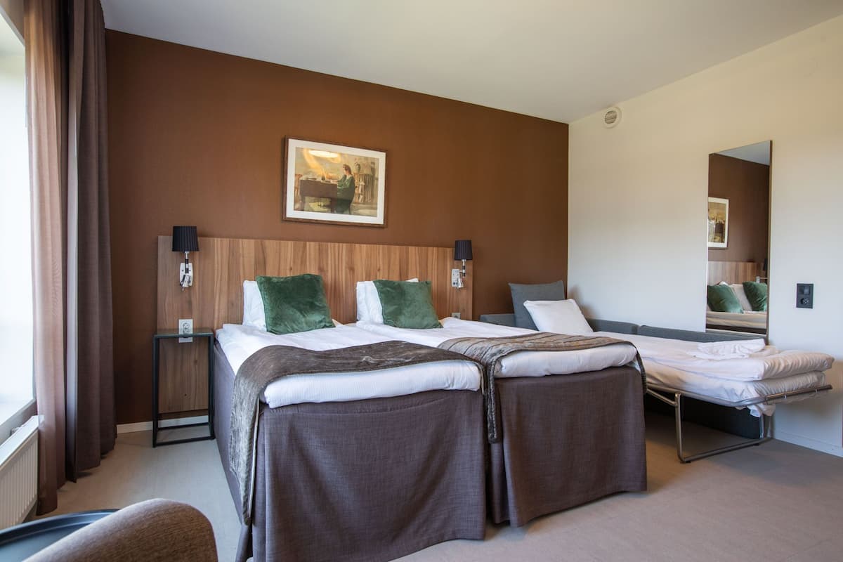 standard triple room | 1 bedroom, in-room safe, desk, blackout curtains