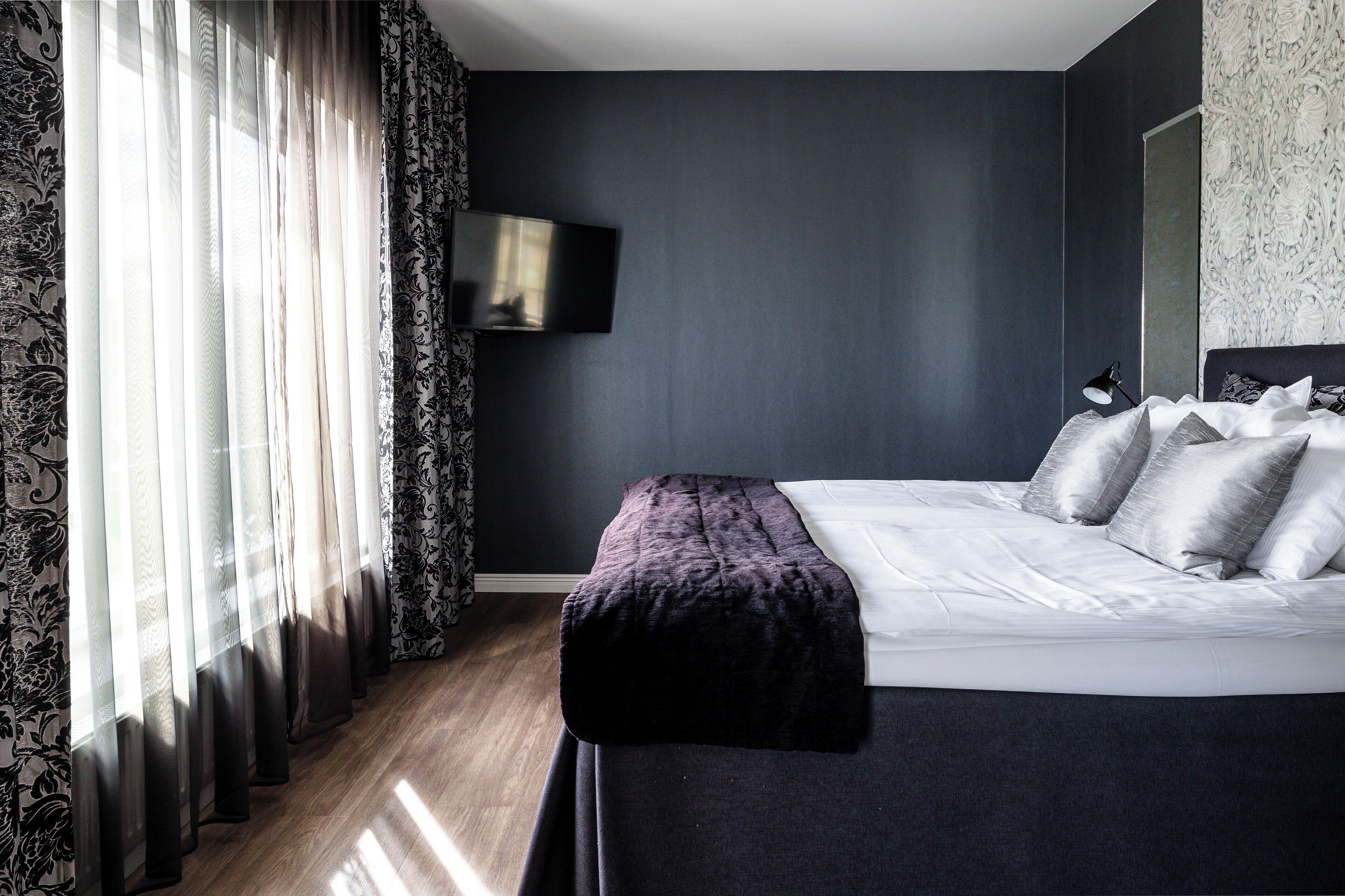 Juniorsvit | Värdeförvaringsskåp på rummet, skrivbord och mörkläggningsgardiner