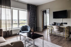 Junior Suite | In-room safe, desk, blackout curtains, soundproofing - Skara Konsthotell (Skara)