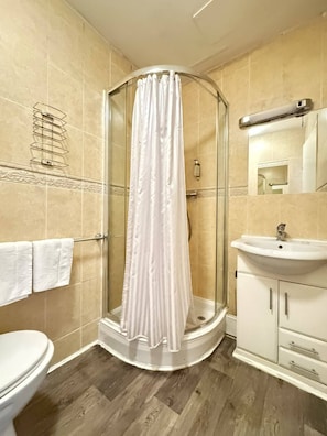 Standard Twin Room, Ensuite | Bathroom | Shower, free toiletries, hair dryer, towels - Parkwood at Marble Arch (London)