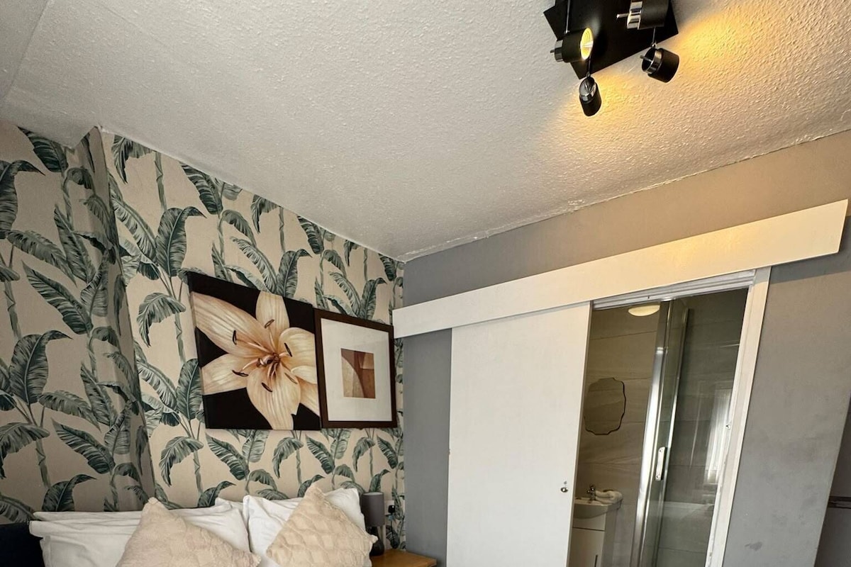 Standard Double Room, Ensuite | In-room safe, soundproofing, iron/ironing board (on request)