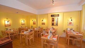 Daily English breakfast (GBP 5.00 per person)