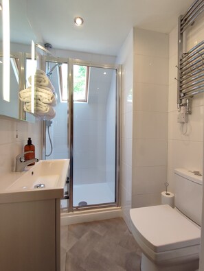 Superior Double Room | Bilik Mandi | Pancuran mandi, kelengkapan dandanan diri percuma, pengering rambut 