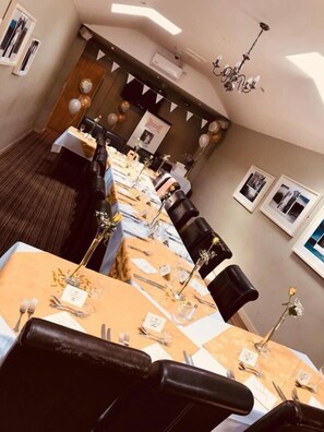 Lunch and dinner served - Fox & Goose Inn (Highbridge)