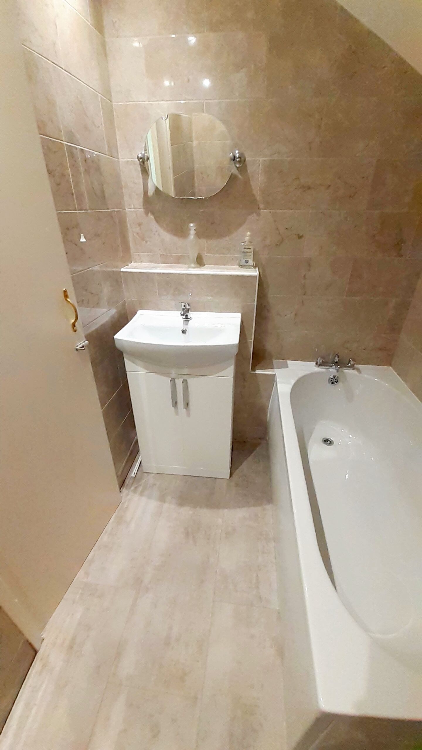 Ein Badezimmer mit Waschbecken, Spiegel und Badewanne.