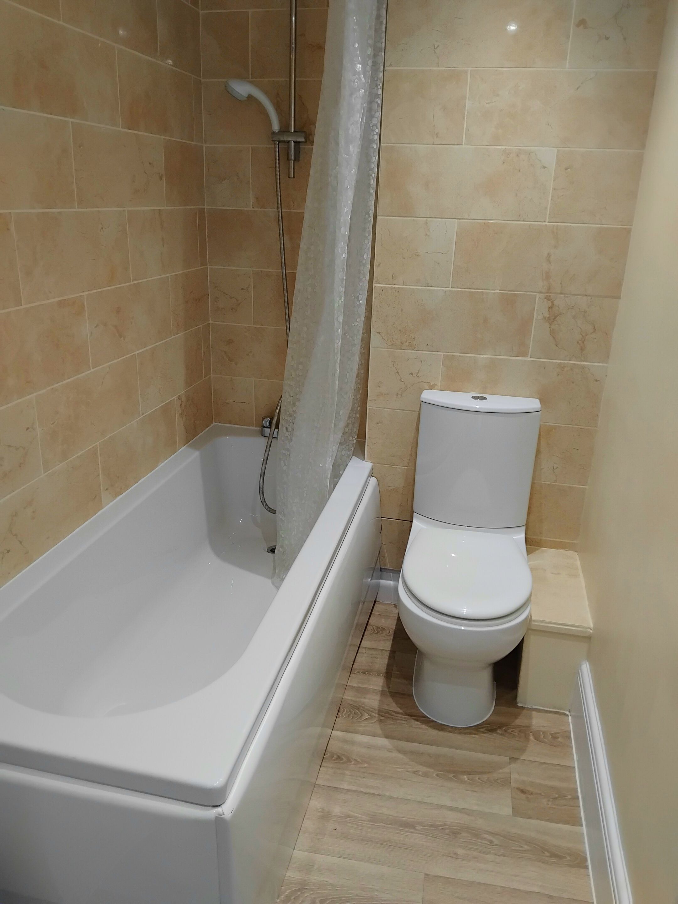 Une salle de bain avec une baignoire, des toilettes et une douche.