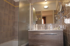 Comfort Room | Bathroom | Designer toiletries, hair dryer, slippers, towels - Hôtel Terriciaë aux portes de Maussane les Alpilles (Mouries)