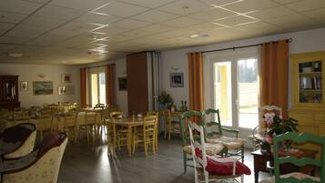 Se ofrece un desayuno bufé (16 EUR por persona)