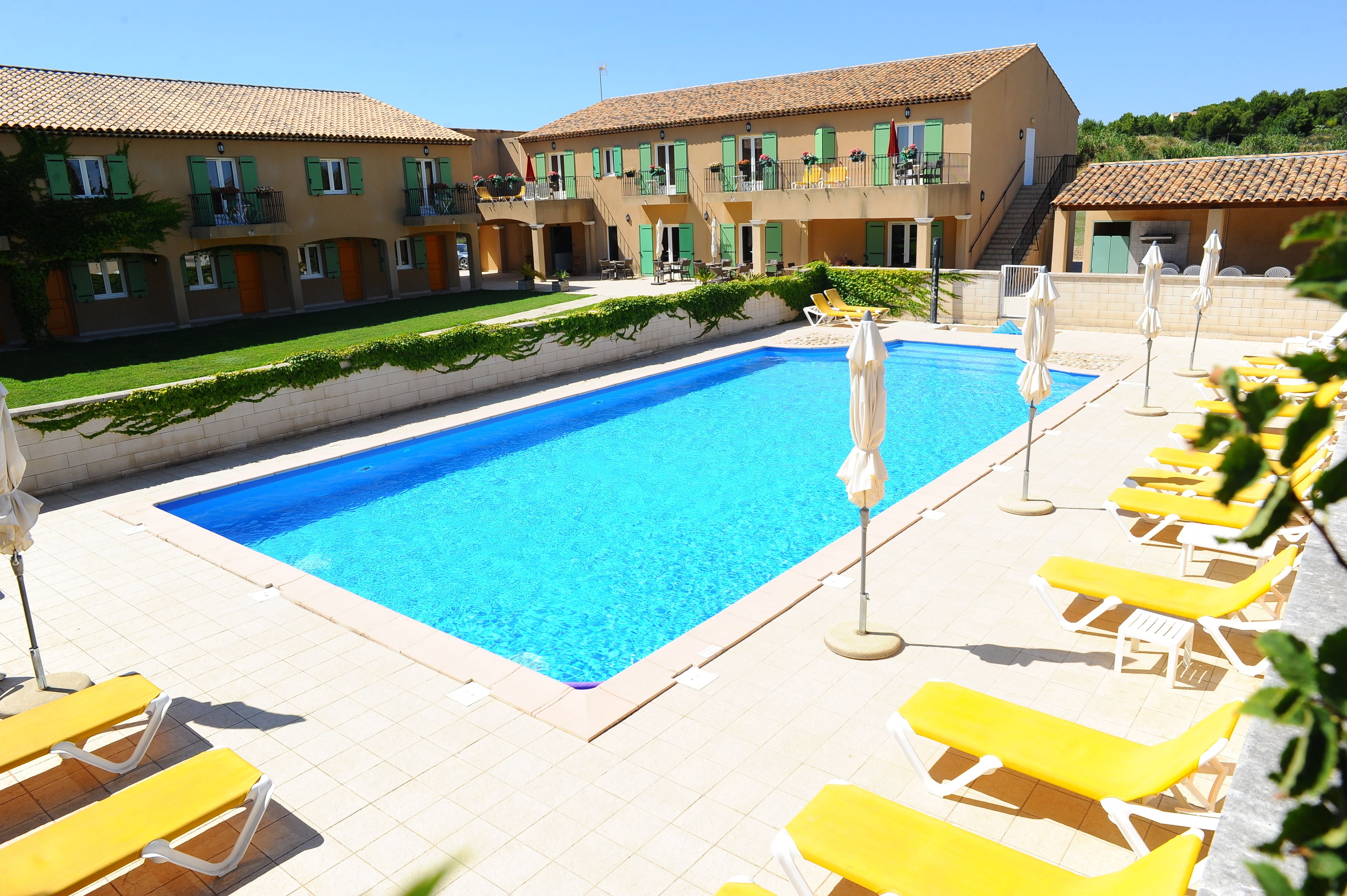 Außenpool (je nach Saison geöffnet), Sonnenschirme, Liegestühle