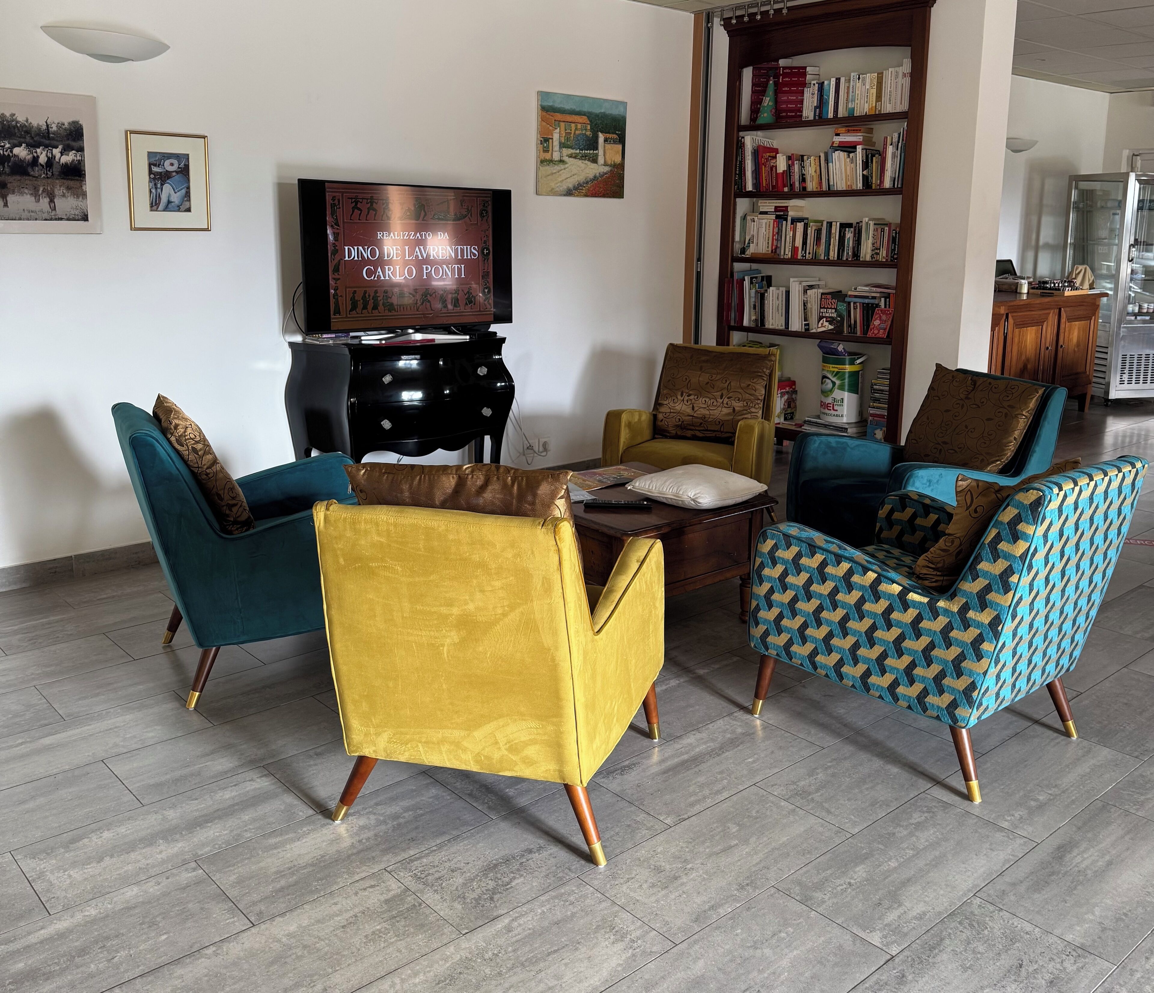 80-cm Smart TV with satellite channels, Netflix