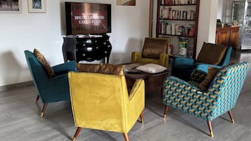 80-cm Smart TV with satellite channels, Netflix