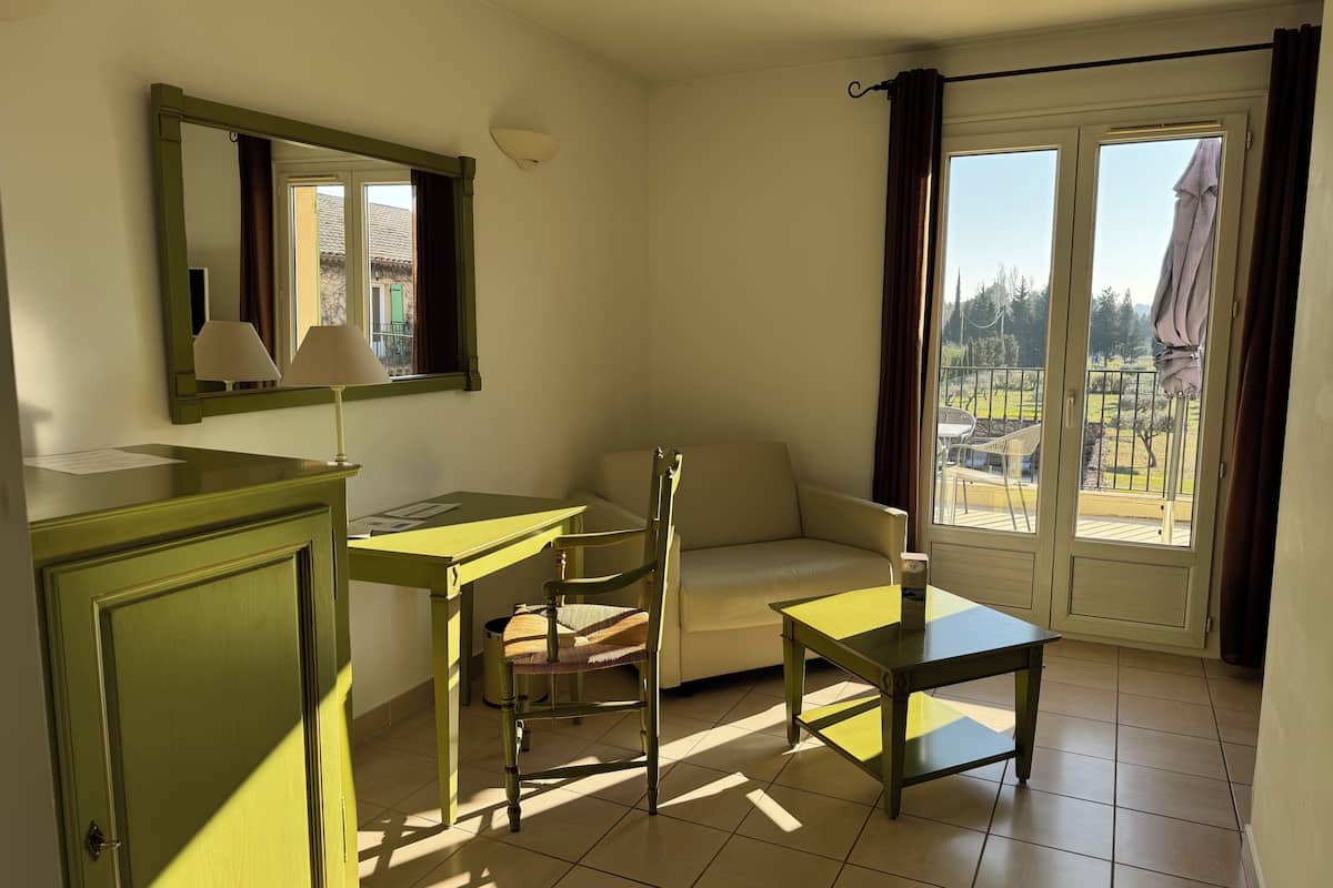 junior suite, non smoking | living area | 80-cm smart tv with satellite channels, netflix