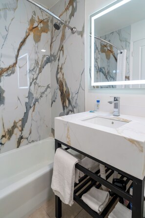 Hair dryer, towels - Central Phoenix Hotel (Phoenix)