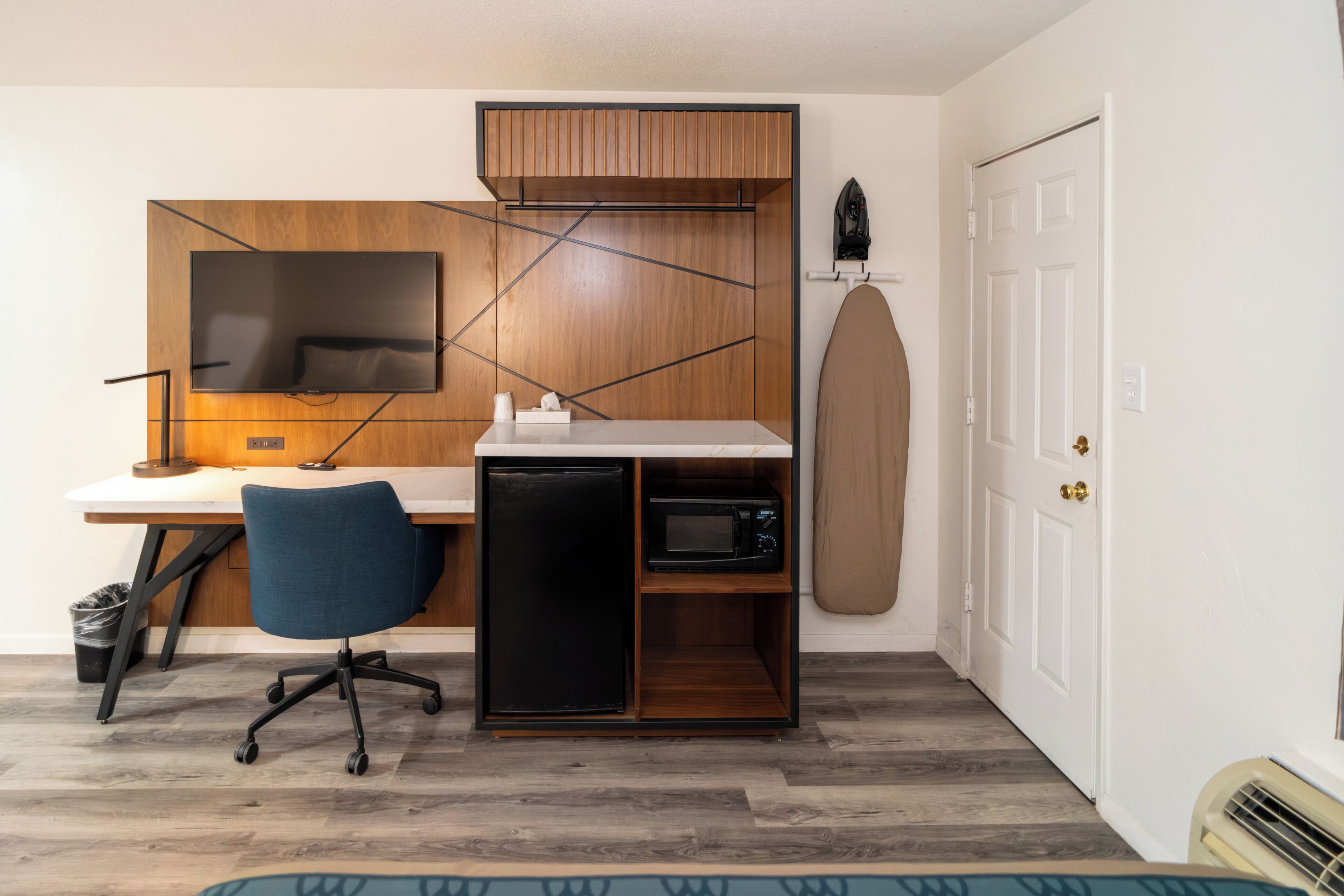 Escritorio, tabla de planchar con plancha, wifi gratis y ropa de cama 