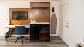 Escritorio, tabla de planchar con plancha, wifi gratis y ropa de cama