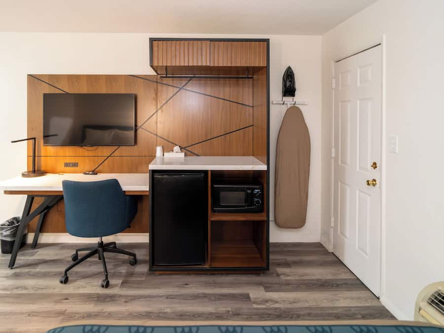 Desk, laptop workspace, iron/ironing board, WiFi (free)