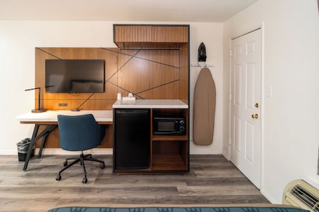 Desk, iron/ironing board, free WiFi, bed sheets. Central Phoenix Hotel