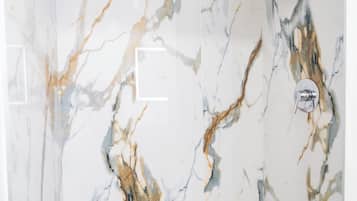 Secador de pelo, toallas