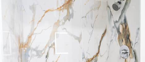 Standardenkeltværelse | Badeværelse | Hårtørrer, håndklæder