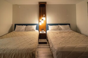 Habitación doble estándar | Escritorio, tabla de planchar con plancha, wifi gratis y ropa de cama 