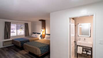 Escritorio, tabla de planchar con plancha, wifi gratis y ropa de cama