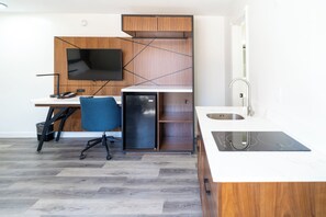 Desk, iron/ironing board, free WiFi, bed sheets - Central Phoenix Hotel (Phoenix)