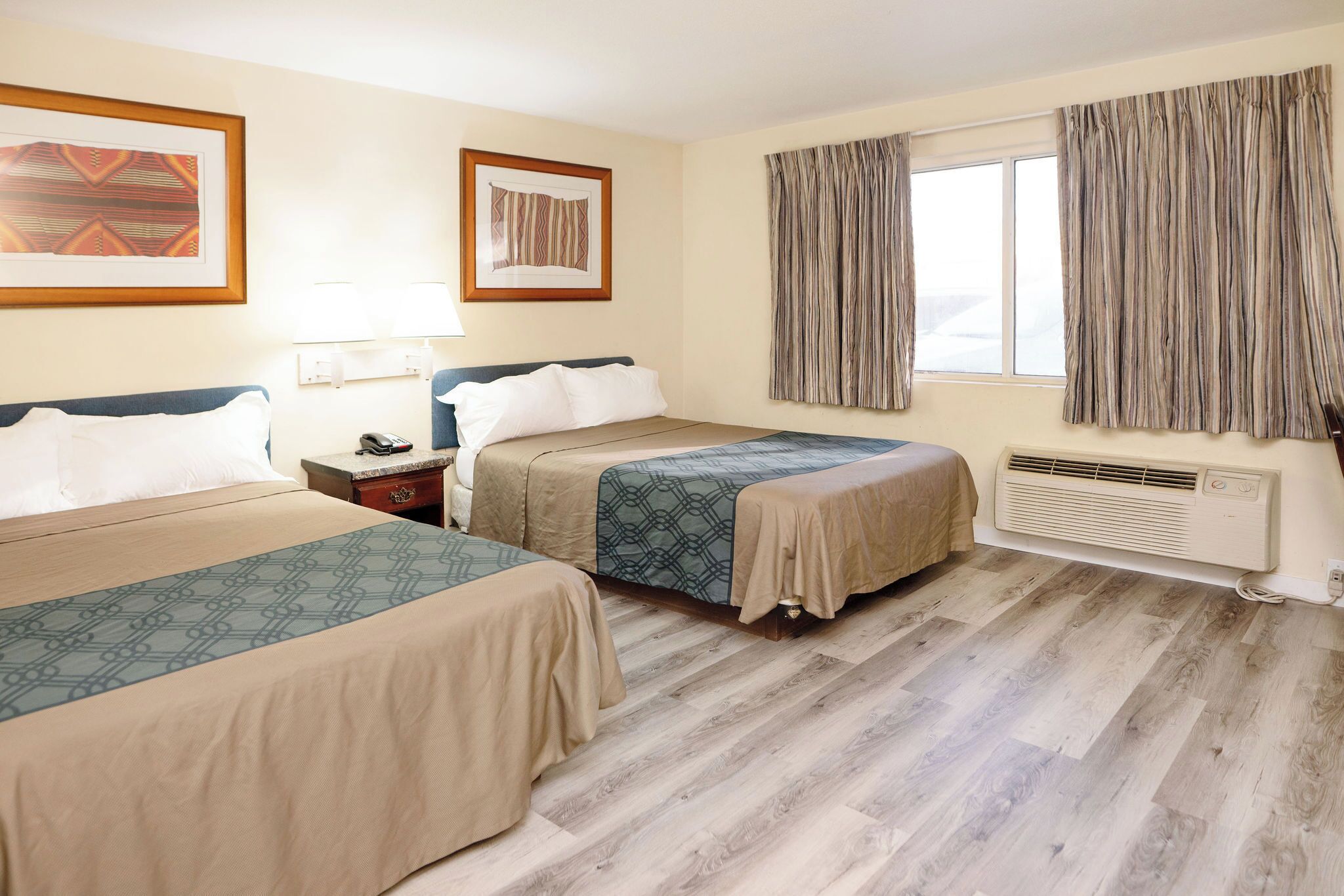 Skrivbord, strykjärn/strykbräda, gratis wi-fi och sängkläder