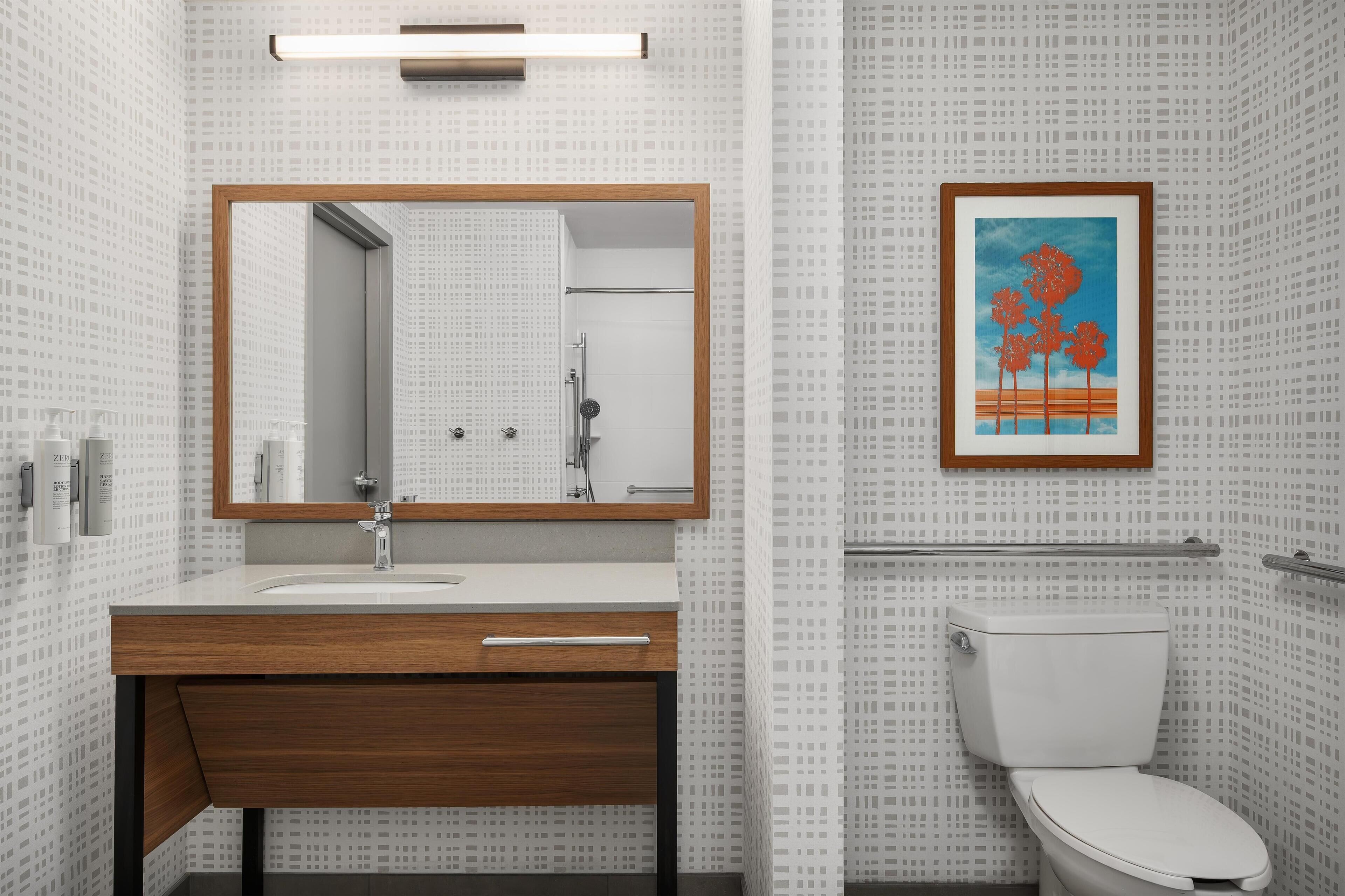 Combined shower/tub, free toiletries, hair dryer, towels