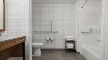 Une salle de bain moderne équipée de toilettes, d’un lavabo et d’une baignoire.
