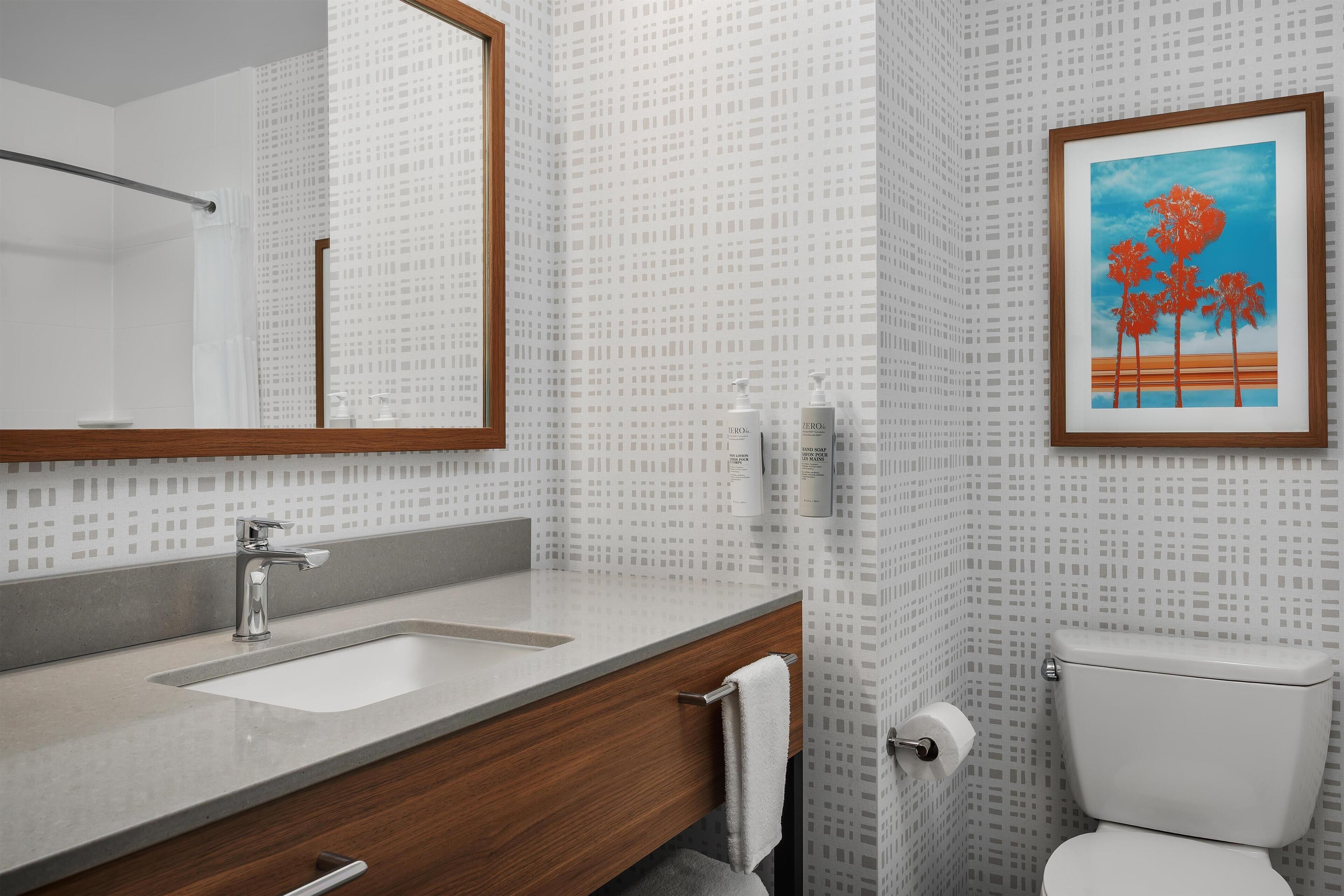 Ducha y bañera combinadas y artículos de higiene personal gratuitos