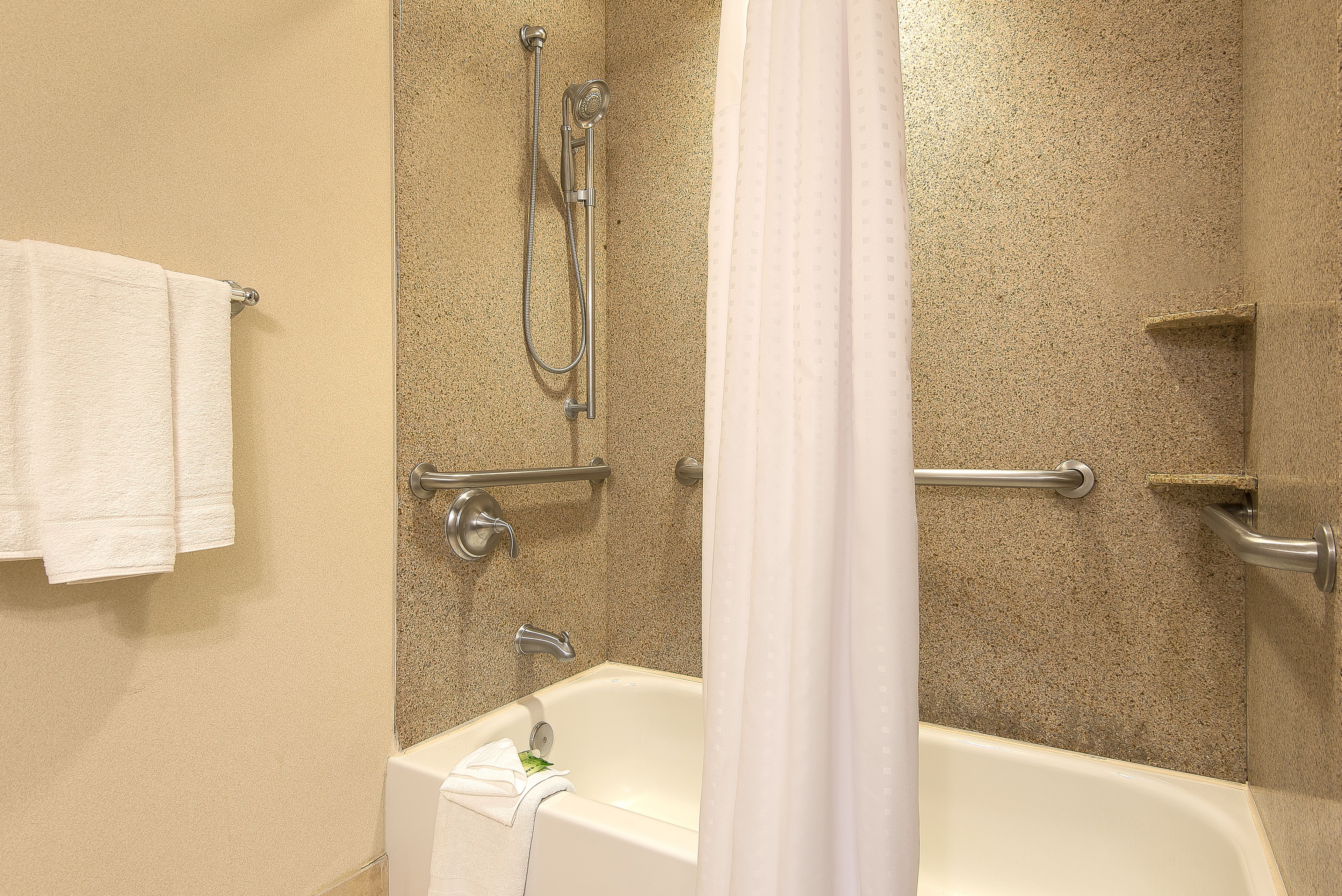standard room, 1 king bed, accessible bathtub (communications) | bathroom | free toiletries, hair dryer, towels