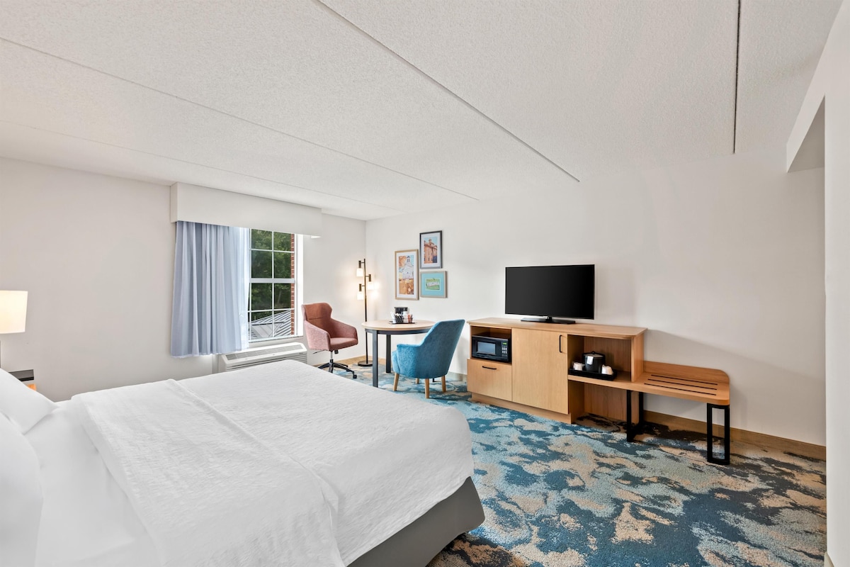 One King Bed, Non-Smoking, Accessible | Premium bedding, desk, laptop workspace, blackout drapes
