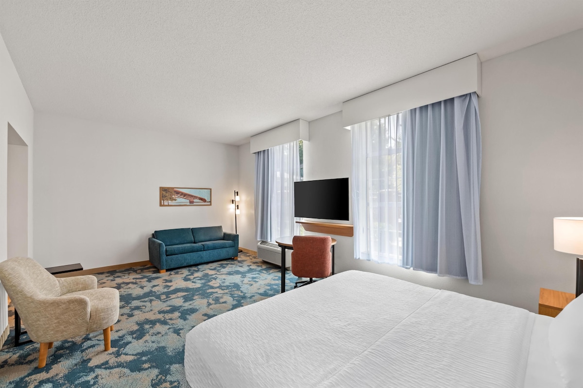 Suite, 1 King Bed, Accessible, Non Smoking | Living area | 32-inch LCD TV with cable channels, TV