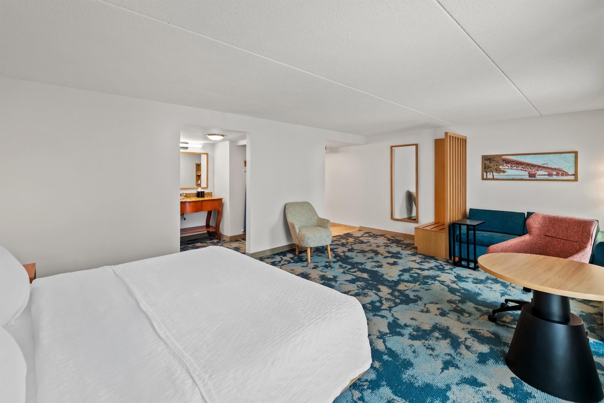 Studio, One King Bed, Non-Smoking | Living area | 32-inch LCD TV with cable channels, TV