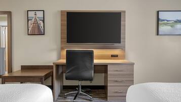 スタンダード ルーム クイーンベッド 2 台 禁煙 冷蔵庫 & 電子レンジ | 1 室のベッドルーム、高級寝具、デスク、ノートパソコン用作業スペース