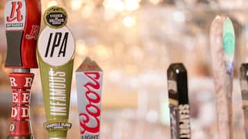 Un bar con varias griferías de cerveza, incluyendo marcas como Richard's, IPA, Infamous, Coors Light y Seafort.