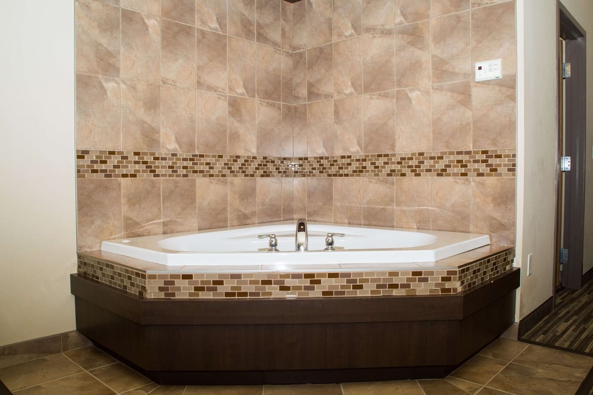 suite, 1 king bed, non smoking, jetted tub | 1 bedroom, premium bedding, in-room safe, desk