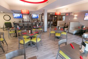 Serveert ontbijt, lunch en diner