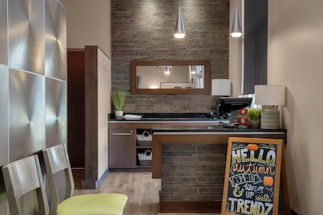 Se sirven desayunos, almuerzos y cenas. Best Western Plus Dartmouth Hotel & Suites