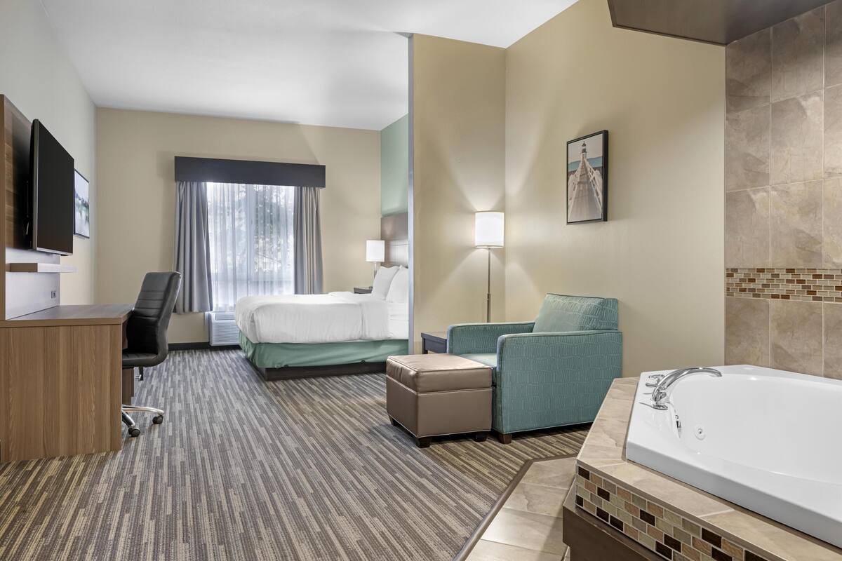 Suite, 1 kingsize bed, niet-roken, bubbelbad | 1 slaapkamer, luxe beddengoed, een kluis op de kamer, een bureau