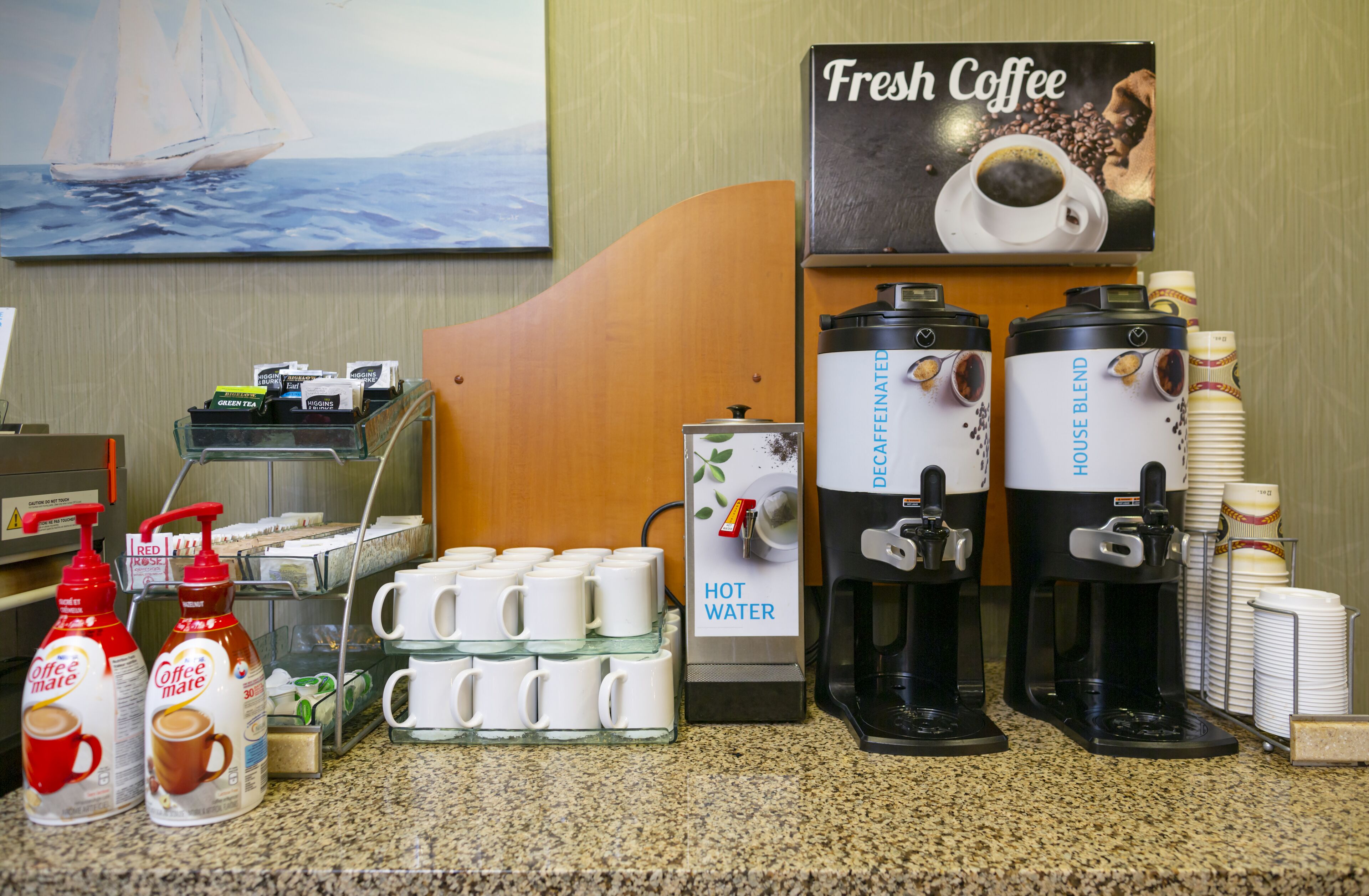 Un espace dédié au café, équipé de deux machines à café, d’un distributeur d’eau, ainsi que de distributeurs de café et de thé.