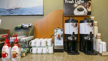 Un espace dédié au café, équipé de deux machines à café, d’un distributeur d’eau, ainsi que de distributeurs de café et de thé.