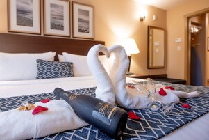 Suite, 1 King Bed with Sofa bed, Non Smoking, Jetted Tub