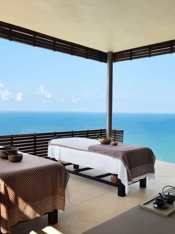 Couples treatment rooms, body treatments, hot stone massages