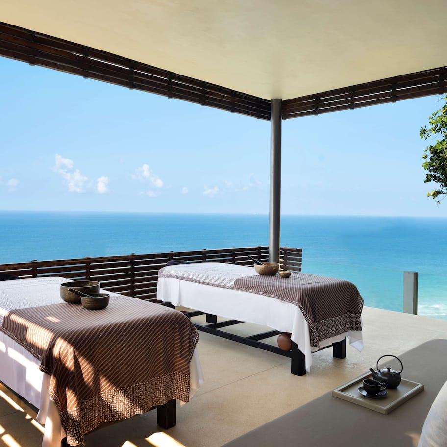 Couples treatment rooms, body treatments, hot stone massages